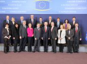 <p>28.02.2013 - Klausur der CDU/CSU-Gruppe in Brüssel: Gespräch mit dem Präsidenten des Europäischen Rats, Herman van Rompuy im Ratsgebäude. Spannend: Was wird aus der Bankenunion? Wir wehren uns gegen eine Haftungsgemeinschaft der Sparer. Wir waren uns einig: Die Krisenländer müssen ihre Reformen fortsetzen. Und: Frankreich muss zu den Vereinbarungen stehen und mit Reformen endlich anfangen. Nach uns kam übrigens Mario Monti aus Italien...</p>